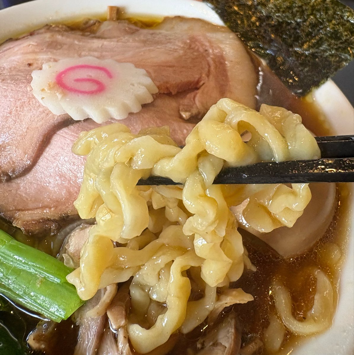 yu051123's tweet photo. ずいぶん振りにご藤に。並んでから1hでの着丼。大勝軒より早いのか…🤔
特製ラーメン大盛り+肉めしで1650円。この値段でこれが食べられるのは素晴らしい。
チャーシューの下にバラ肉のチャーシューもあってテンションup😆 https://t.co/iHzW1dZ616