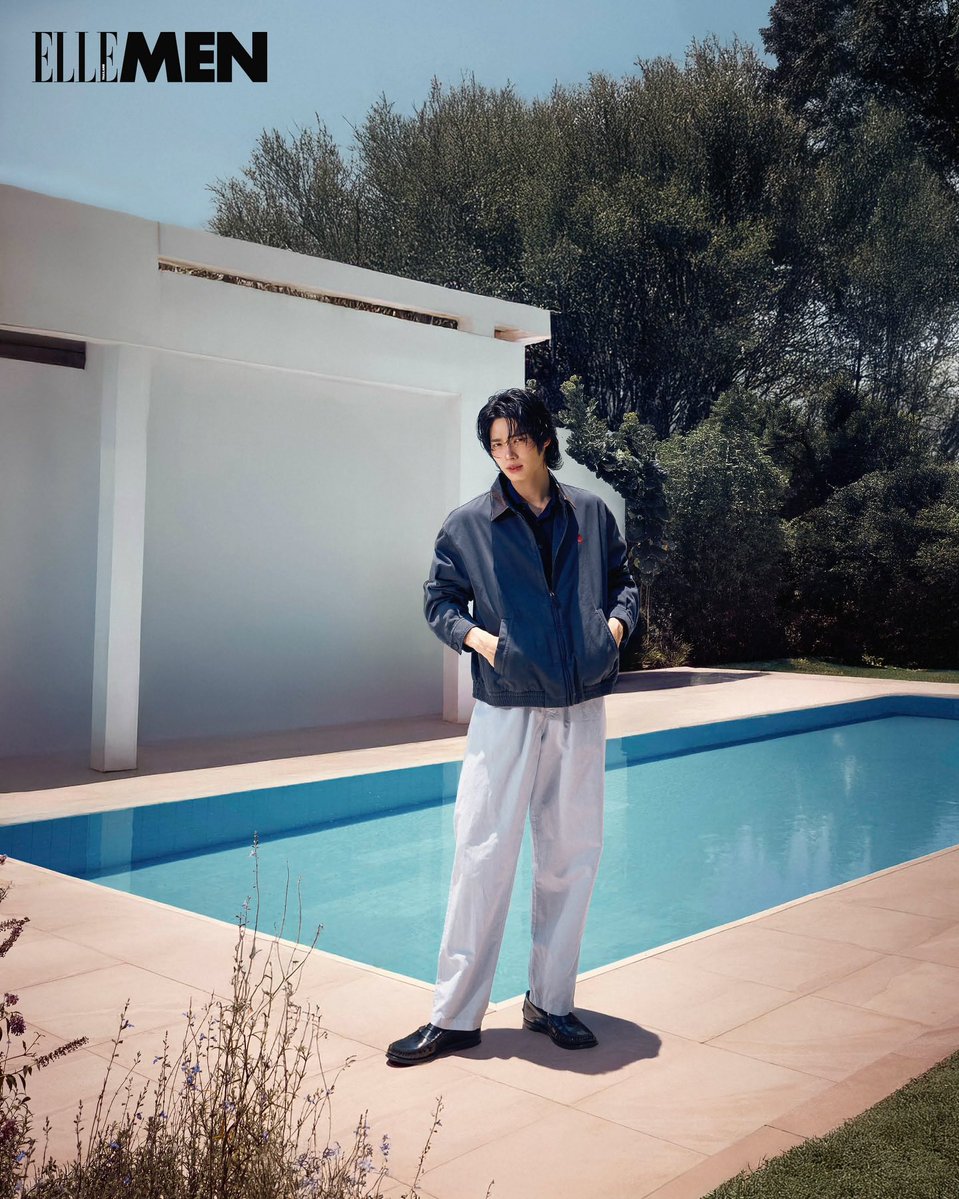 #ELLEMENMay

ไอคอนแห่งยุค! วิน–เมธวิน ตัวแทนชายหนุ่มในหลากหลายบทบาท ครั้งนี้เขาถ่ายทอดความเท่ผ่านโททัลลุคจาก Prada Days of Summer ตั้งแต่เสื้อถักแคชเมียร์ผสมผ้าไหม เลเยอร์ด้วยแจ็กเก็ตผ้ากาบาร์ดีน แมตช์กับกางเกงผ้าป๊อปลินลายทาง ไปจนถึงลุคเสื้อกล้ามผ้าไหมสีดำ