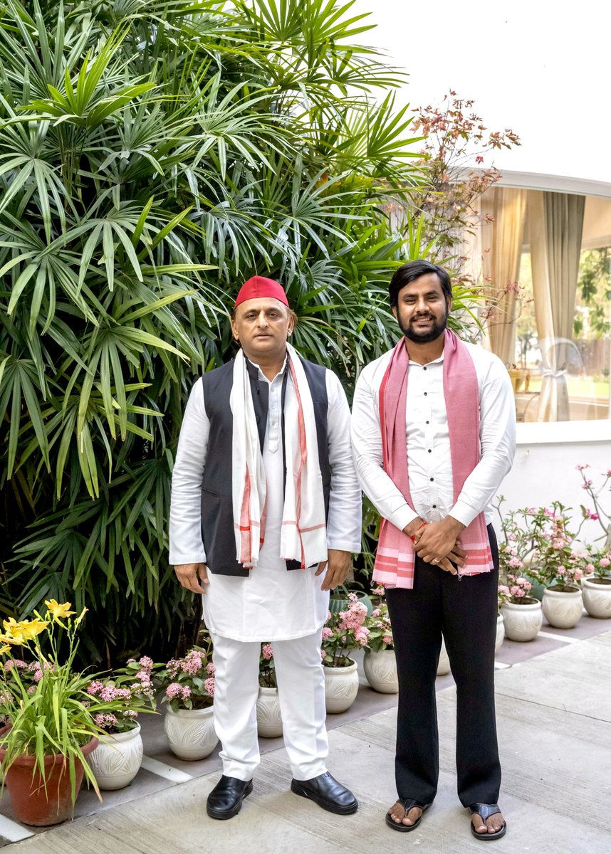 “ढूंढ़ लेते हैं अंधेरों में मंजिल अपनी
क्योंकि जुगनू कभी रौशनी के मोहताज़ नहीं होते !” 
लखनऊ आवास पर माननीय राष्ट्रीय अध्यक्ष हमारे PDA के नेता आदरणीय श्री अखिलेश यादव जी से मुलाक़ात कर उनका स्नेह एवं आशीर्वाद प्राप्त हुआ !!❤️🙏🏻🇧🇾🚲

<a href="/yadavakhilesh/">Akhilesh Yadav</a> <a href="/samajwadiparty/">Samajwadi Party</a>