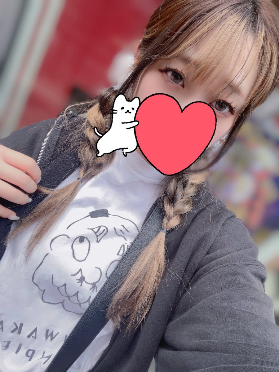 パーカー(だけ同界隈だけど違うグループ)もスウェットもTシャツもグッズなのにコンビニ行く格好すぎる。ライブハウスだから厚底履けんので汚スニーカー