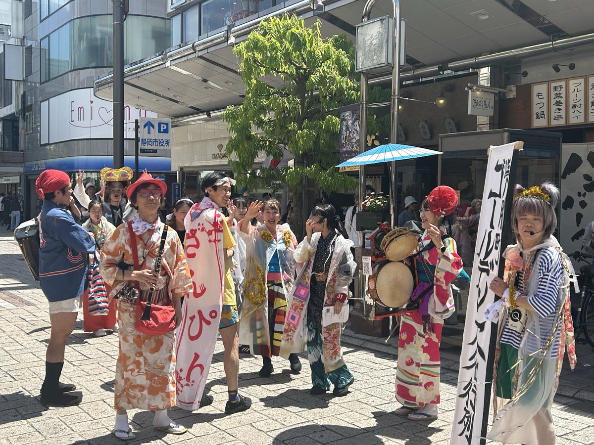 engeki_shimizu's tweet photo. お昼に呉服商店街を練り歩く地元のお店や人の功績を讃え歌い踊り演劇する
「Heros 大名行列」を体感
なんだか勢いがあって嬉しい！
地元の人がやる気満々に参加！　
音楽は僕の友達がやってます！
#こぐれみわぞう
#ストレンジシード https://t.co/hruKGP5JVi