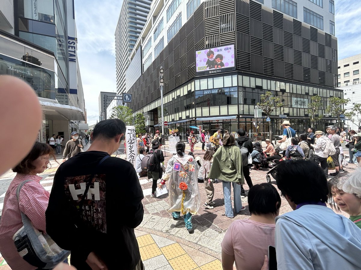 engeki_shimizu's tweet photo. お昼に呉服商店街を練り歩く地元のお店や人の功績を讃え歌い踊り演劇する
「Heros 大名行列」を体感
なんだか勢いがあって嬉しい！
地元の人がやる気満々に参加！　
音楽は僕の友達がやってます！
#こぐれみわぞう
#ストレンジシード https://t.co/hruKGP5JVi