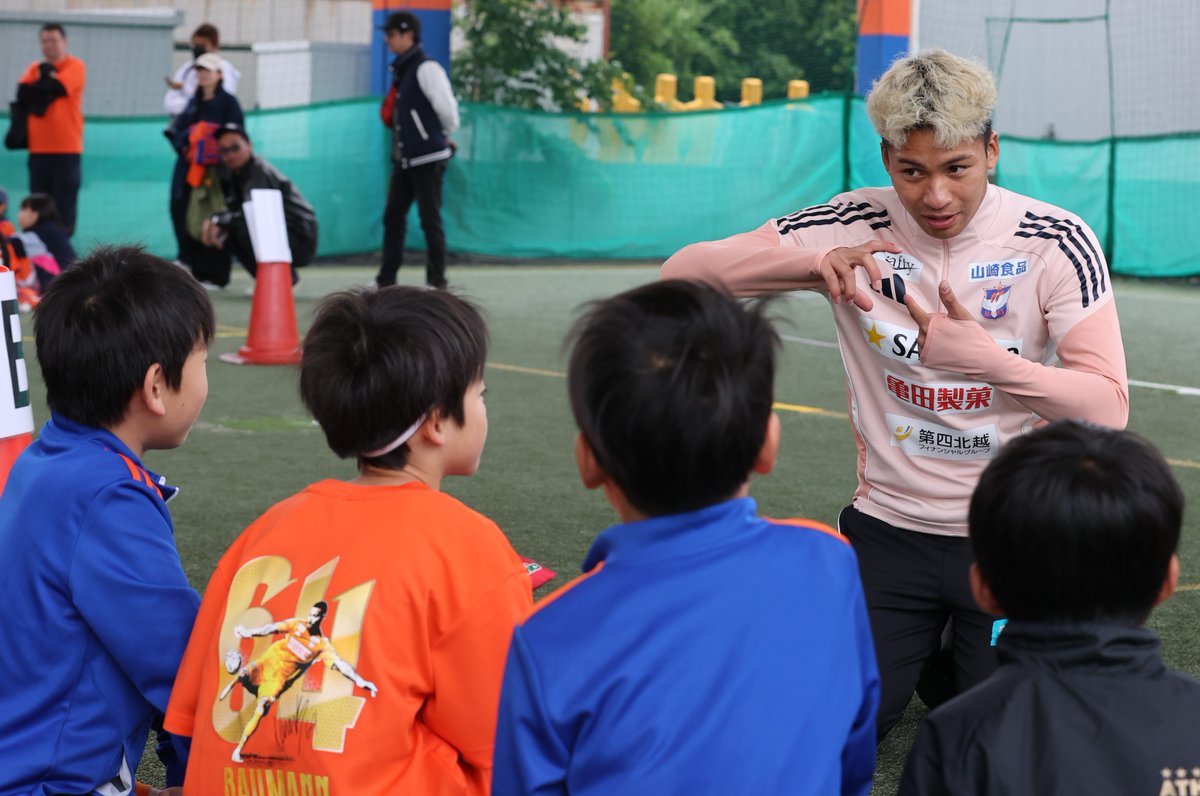 nippo_sports's tweet photo. ４日の練習後、小学生向けのファンサービスが行われた #アルビレックス新潟

「こどもの日」を前にした #船越優蔵 監督の発案で、選手は子どもたちと交流を楽しんでいました。

質問コーナーで「印象に残るゴール」を尋ねられた #小野裕二 選手

「プロ１号のゴールは覚えています」と答えていました https://t.co/iMQo7sDWKi