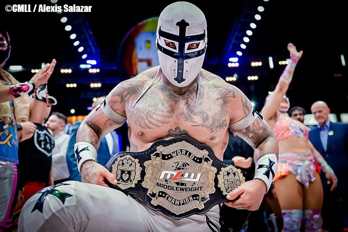 njpw1972's tweet image. 現地時間：5月1日 『CMLLvsMLW』アレナメヒコ大会のメインに、KUSHIDAが“写経”スタイルで登場！ 

MLW世界ミドル級選手権は、激戦の末にテンプラリオに惜敗を喫して王座陥落……！

CMLL大会結果
⇒njpw.co.jp/645197

#CMLL #MLW #NJPW