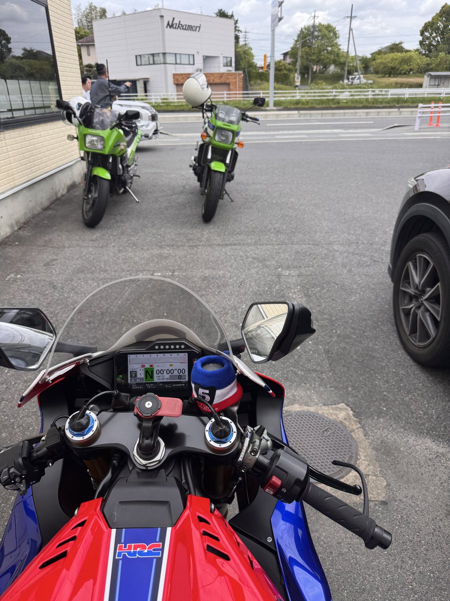 daigakuimo1133's tweet photo. おすみ 来たんやけど 
帰ろう思たら

出ようと思ったらこれよ。
普通壁に対して斜めに停めたりするやろ。
出れるけどさ、、、笑
頭悪いおっさんやわ https://t.co/JGUfHul5Ek