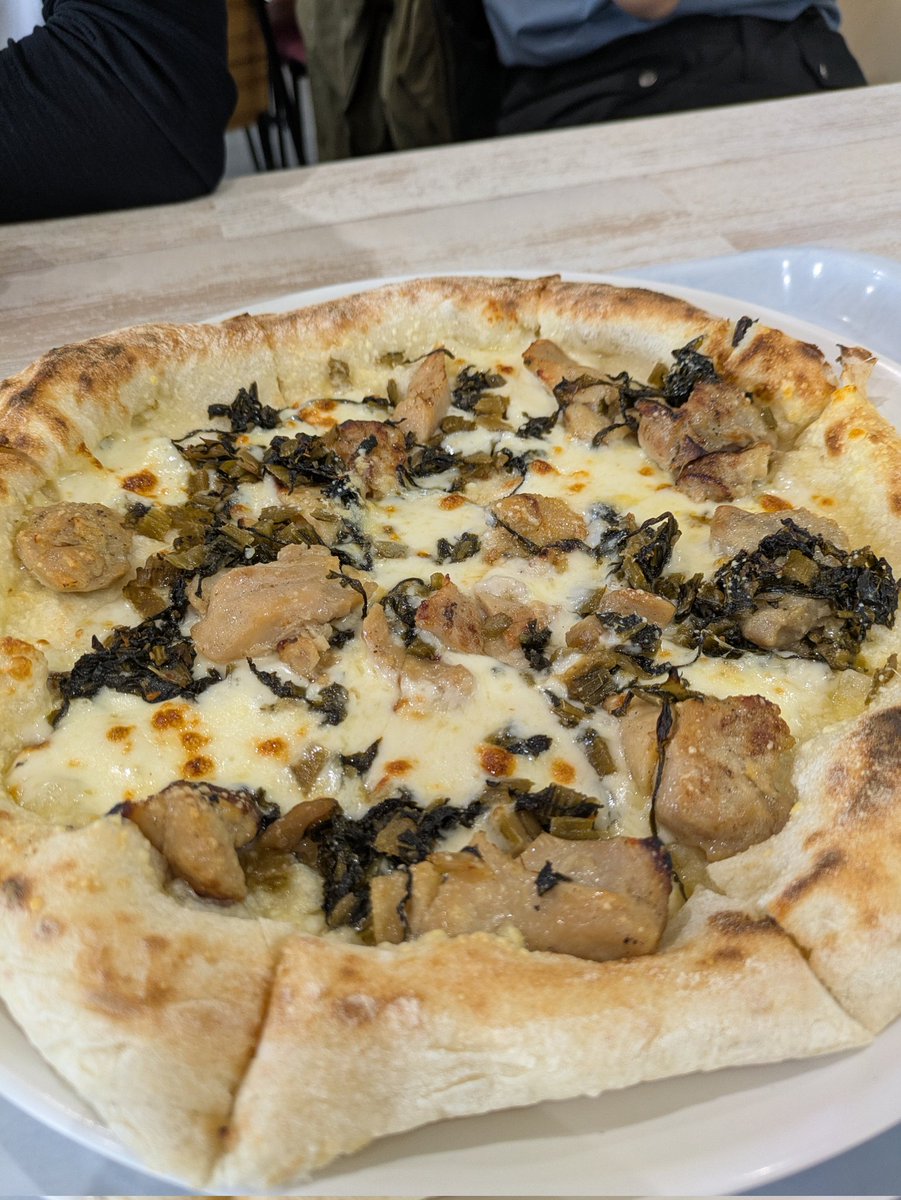 菜っ葉ピザ食べに来ました。上はガスと雨でこの後風も強くなるみたいなので風呂に向かいます