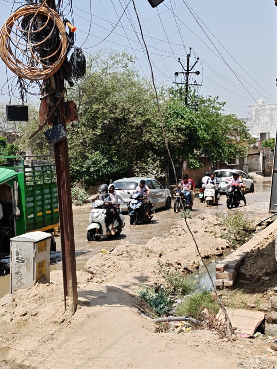 yadavaman02's tweet image. @uppwdofficial @SwachhBharatGov  @Rakesh_baghel1 @AgraNagarNigam
@MoHFW_INDIA
Kindly request the concerned authorities to take action. Multiple complaints on the Jansunwai app and to the parshad remain unaddressed. 

#smartcity #swachbharat #urbaninfra #civicIssue #PublicSafety
