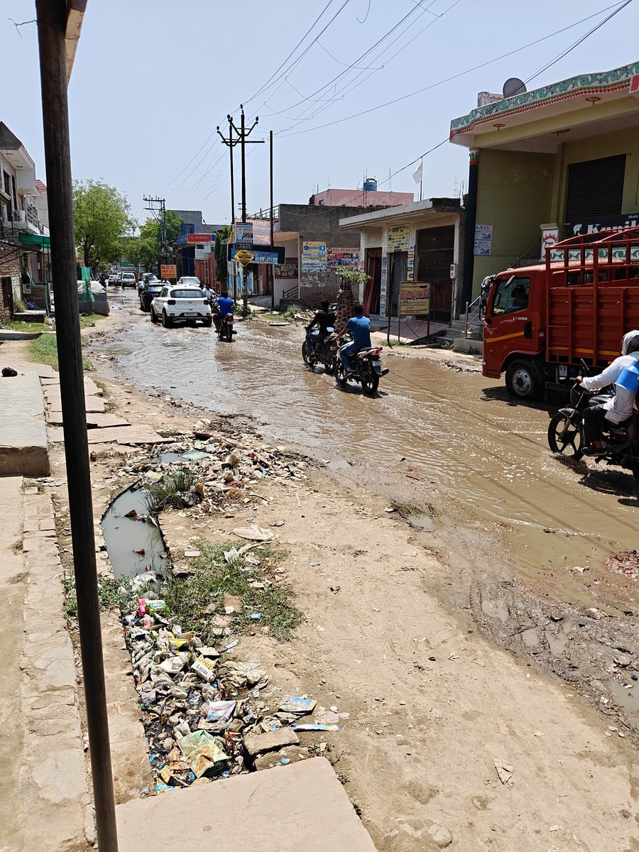 yadavaman02's tweet image. @uppwdofficial @SwachhBharatGov  @Rakesh_baghel1 @AgraNagarNigam
@MoHFW_INDIA
Kindly request the concerned authorities to take action. Multiple complaints on the Jansunwai app and to the parshad remain unaddressed. 

#smartcity #swachbharat #urbaninfra #civicIssue #PublicSafety