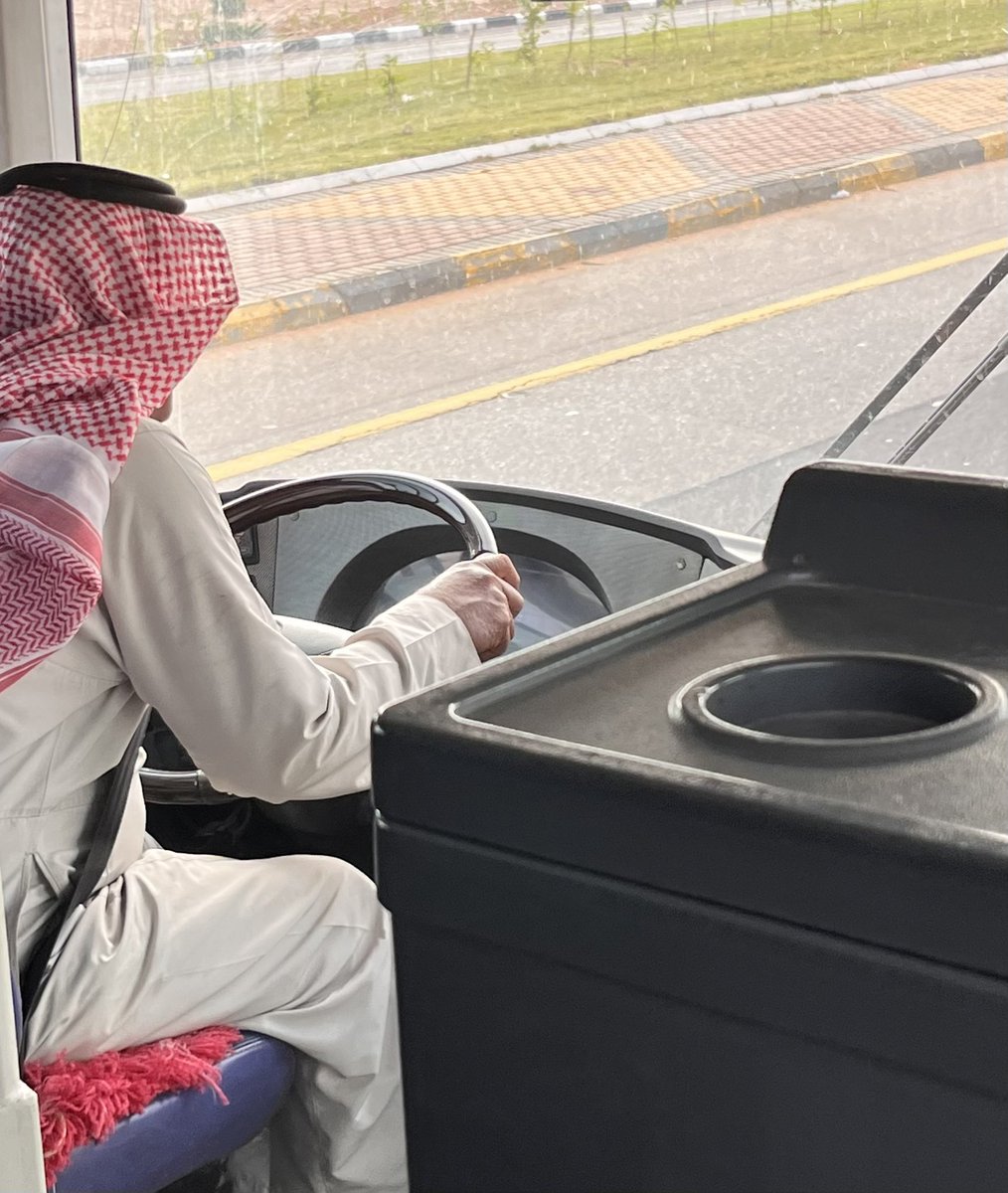 nexiixenii's tweet photo. رايحة للجامعه بالباص الي يسوقه ""شايب"" سعودي عشان احضر محاضره عند دكتور سوداني❤️
#نطالب_بإقالة_وزير_الموارد 
#نطالب_بسعودة_الوظايف 
#سعودة_الوظائف_مطلب_شعبي
#فساد_القدية #القدية #فيصل_المطيري https://t.co/VzKDQC0wQG