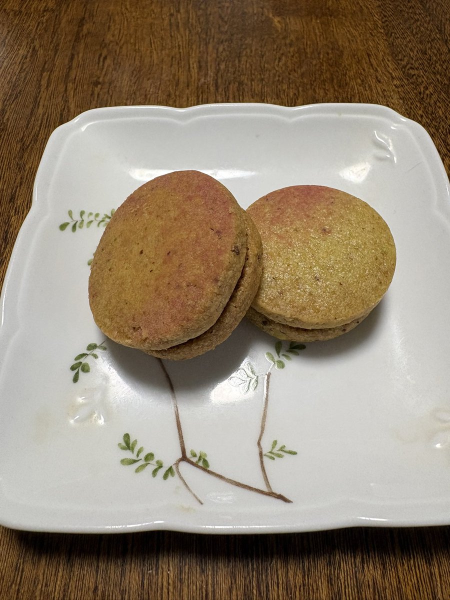 hotaruikasweets's tweet photo. 浪漫須貯古齢糖、ピスタチオサブレサンド

ピスタチオパウダーが練り込まれたサブレでピスタチオクリームを挟んだ、THE・ピスタチオサブレ！という感じ。中にローズが香るジャンドゥーヤと木苺のコンフィチュールでピスタチオがしつこくなくて最高👏 https://t.co/2ecMNKBQXk