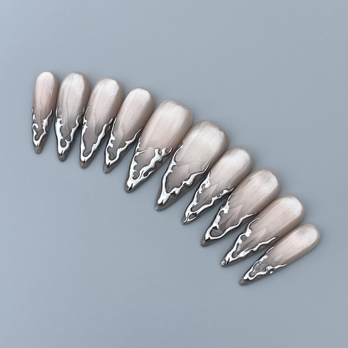 Thevallune's tweet image. Liquid chrome tips

Handmade press-on nails.
#chromenails
#nailart
#pressonnails