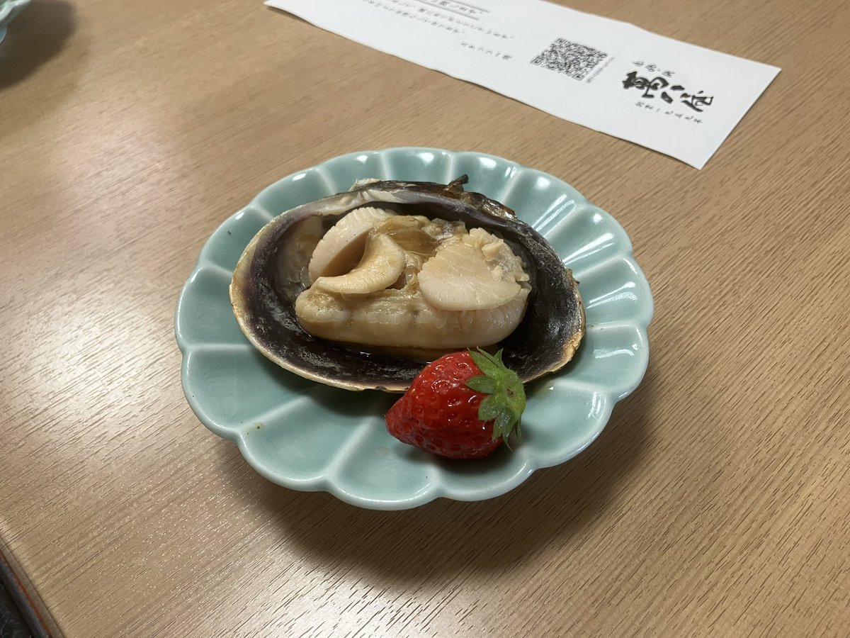 THseit2008's tweet photo. 焼き大アサリ。
比較用にデザートのイチゴを並べました。

おっきい！ https://t.co/tFJaLDW1S2