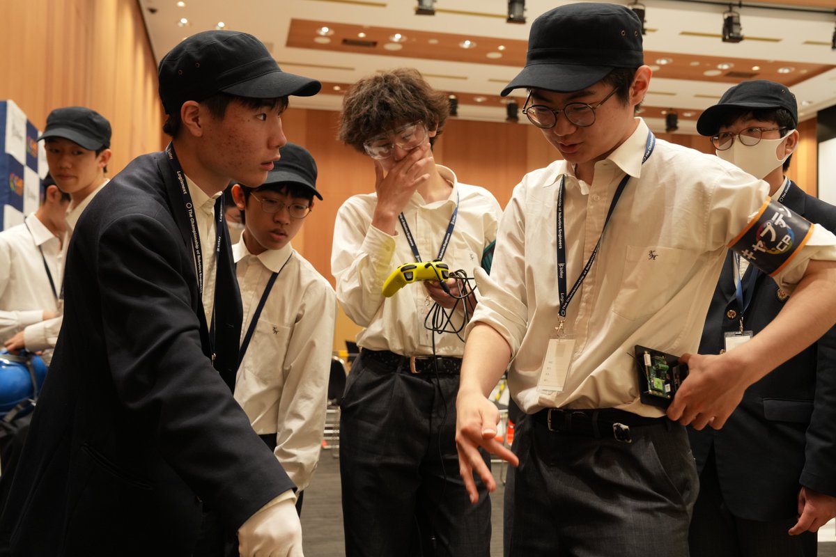 Scramble_CoRE's tweet photo. こんにちは‼️
本日はCoRE2:2026柏の葉カップ一般公開練習日です‼️
大会会場の柏の葉カンファレンスセンターでは参加者がロボットの調整を進めています👀
#CoREjp https://t.co/JyjnBWrV4f