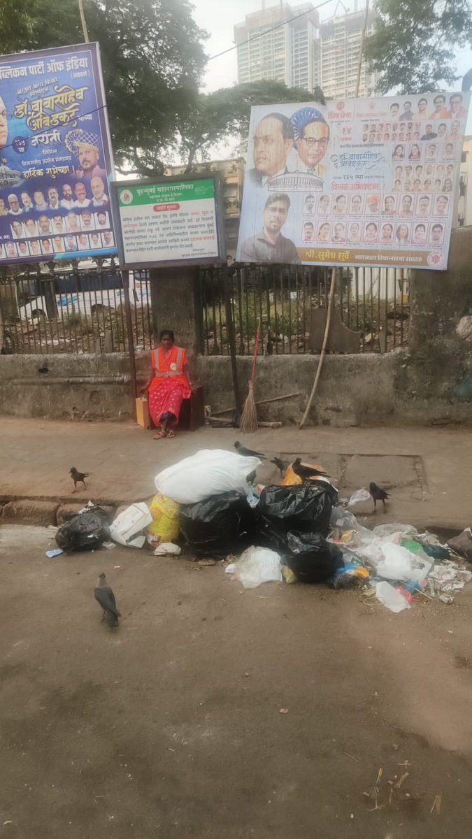 Anamika12781's tweet image. For 4 months we’ve tried stopping illegal bulk garbage dumping on Masina Hospital footpath, Sant Savta Marg, Byculla East - 27.BMC “No Dumping” board ignored. Heritage hospital for all communities facing health hazard daily.
@mybmc @BmcCommissioner #SwachhBharat #MasinaHospital