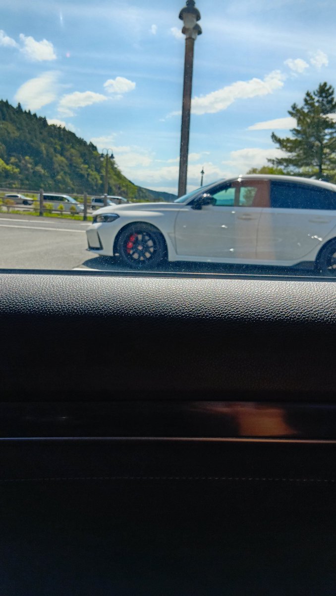 隣の隣の隣失礼します