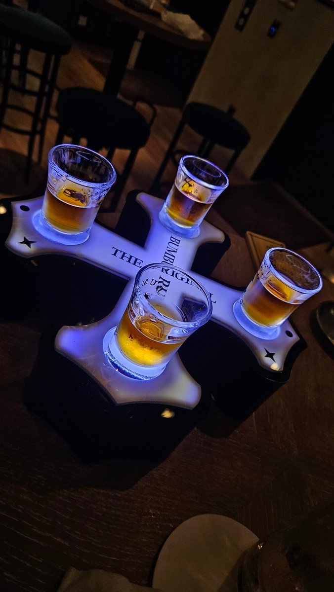 ussmugi's tweet photo. ダーツ初めて握ったのにベテラン３人で容赦無さすぎじゃないですか？４杯飲みましたが最後のウォールクラッシャーでベテラン３人負かせてやりました。
罰ゲームのお酒は普段から飲んでるアルコール濃度的に普通なのでほいほい飲んでたらそうじゃないって怒られました https://t.co/2zBAK0qn8i