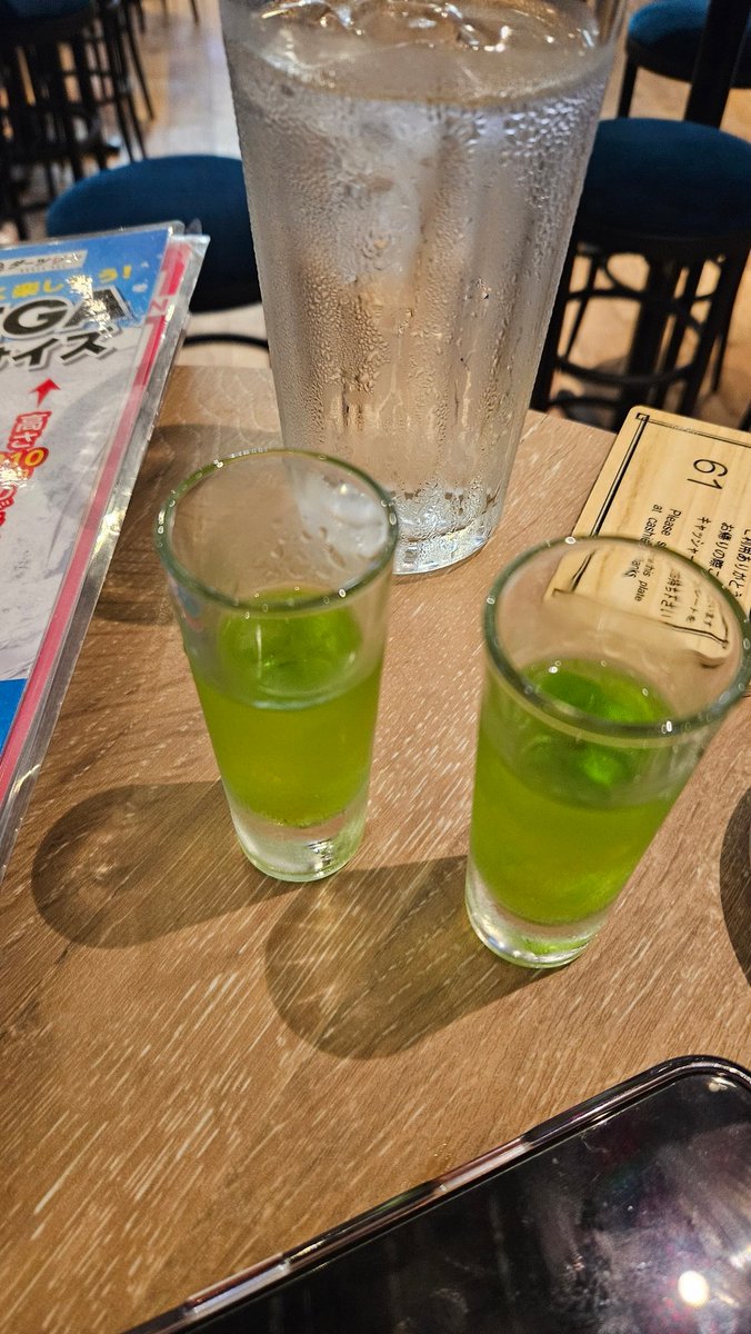 ussmugi's tweet photo. ダーツ初めて握ったのにベテラン３人で容赦無さすぎじゃないですか？４杯飲みましたが最後のウォールクラッシャーでベテラン３人負かせてやりました。
罰ゲームのお酒は普段から飲んでるアルコール濃度的に普通なのでほいほい飲んでたらそうじゃないって怒られました https://t.co/2zBAK0qn8i