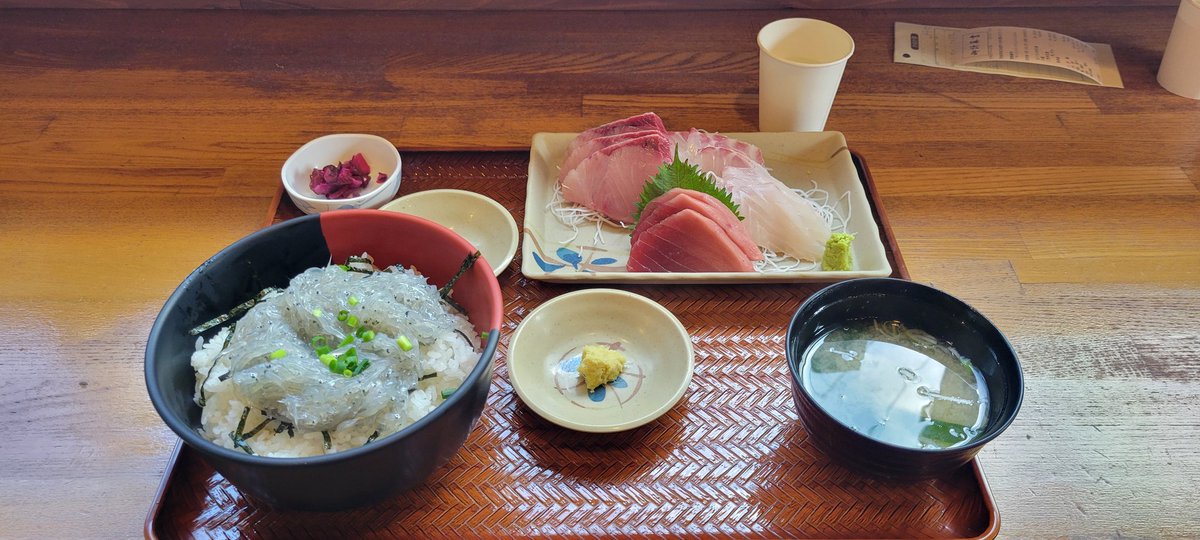 a_siosaba's tweet photo. せっかくなので昼は生しらす丼 https://t.co/FbJIcByonv