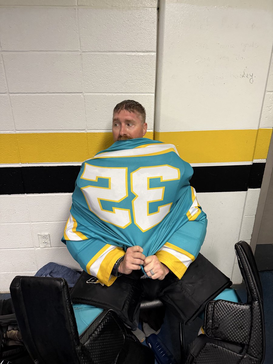 oaktownseals's tweet photo. so great to have Sean back in the roster and between the pipes. we’re still waiting for the re-up of our sauce supply from @greenbellyfoods, so we gave Sean the Head &amp; Shoulders #headonaswivel award for making the stops when we needed them. https://t.co/iqy2xx4OWh