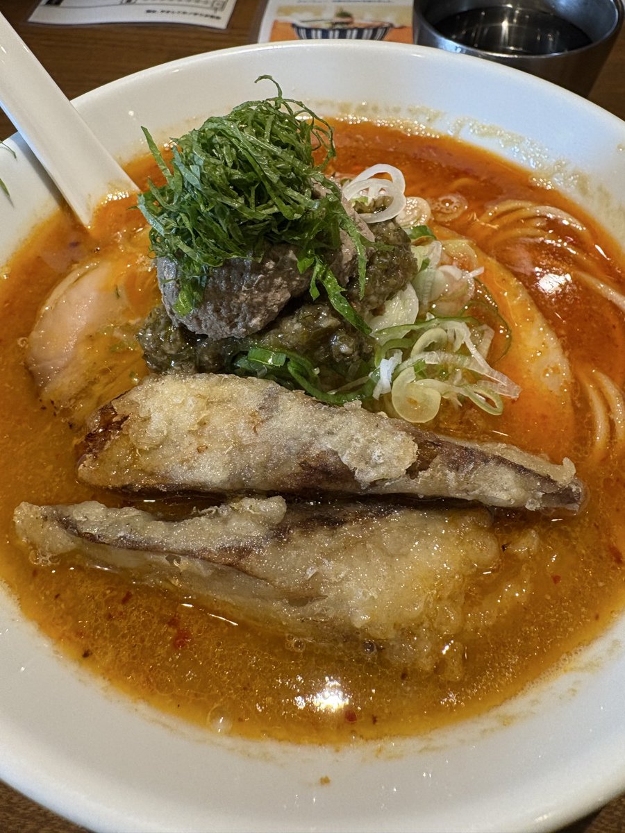 n_stk's tweet photo. ＧＷ出勤で車があるのでお昼はちょいと🚗
わりと近所にあったときからずーっと気になってたのに行けてなかったラーメン屋さん
雨は、やさしく

会社隣のラーメン屋さん行列だから覚悟してして行ったら、待ちなし🤗
その後どんどんお客さん来てた
ラッキー✌️

美味しかった😋 https://t.co/8tykd2OjJe
