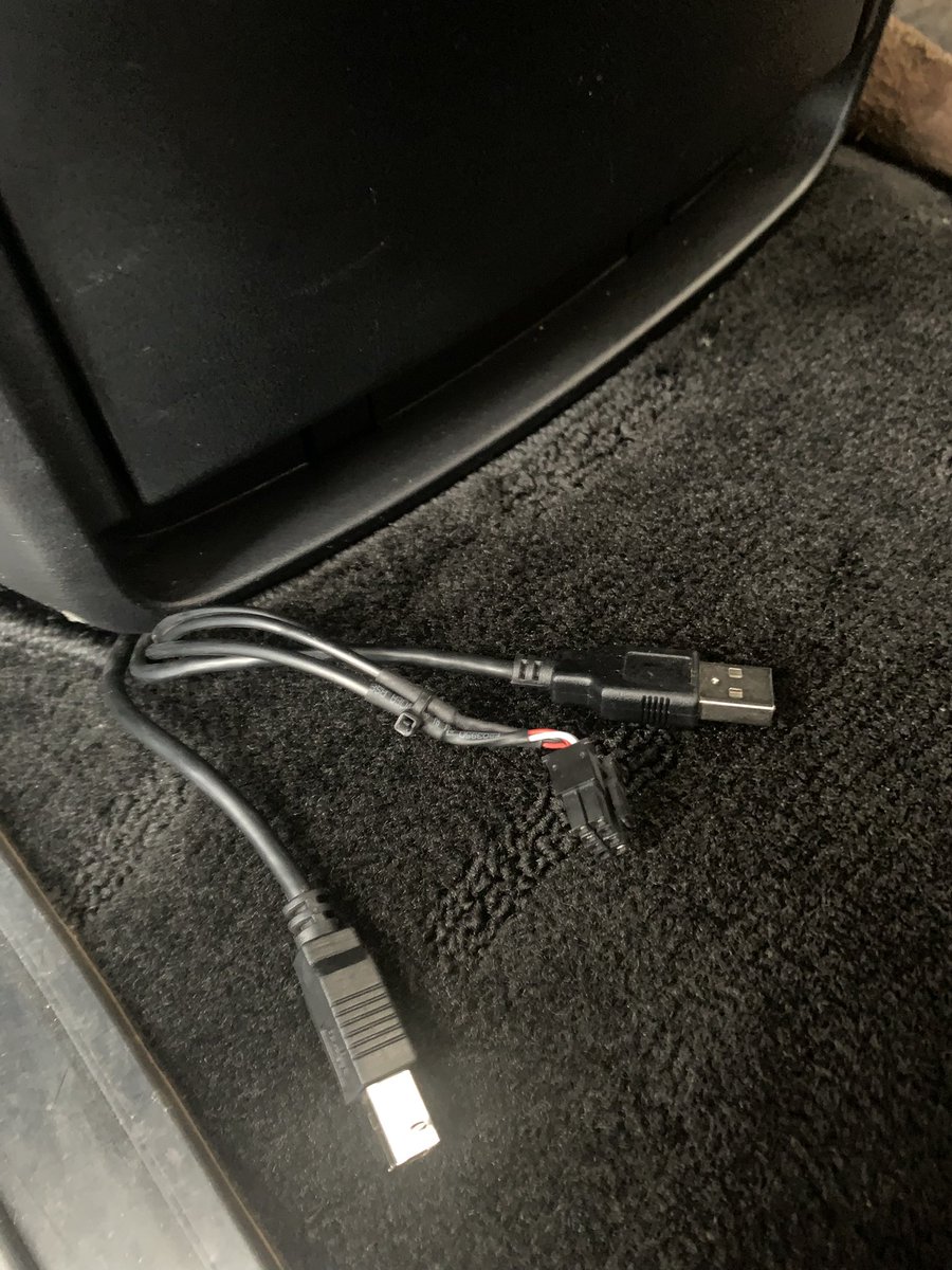 新しい車やっと来た🚙😆⚡️

何か真ん中の下から
コードが出てるけど何だろ🙄⁉️

中古車の楽しみのひとつは
⁉️が沢山の事✨