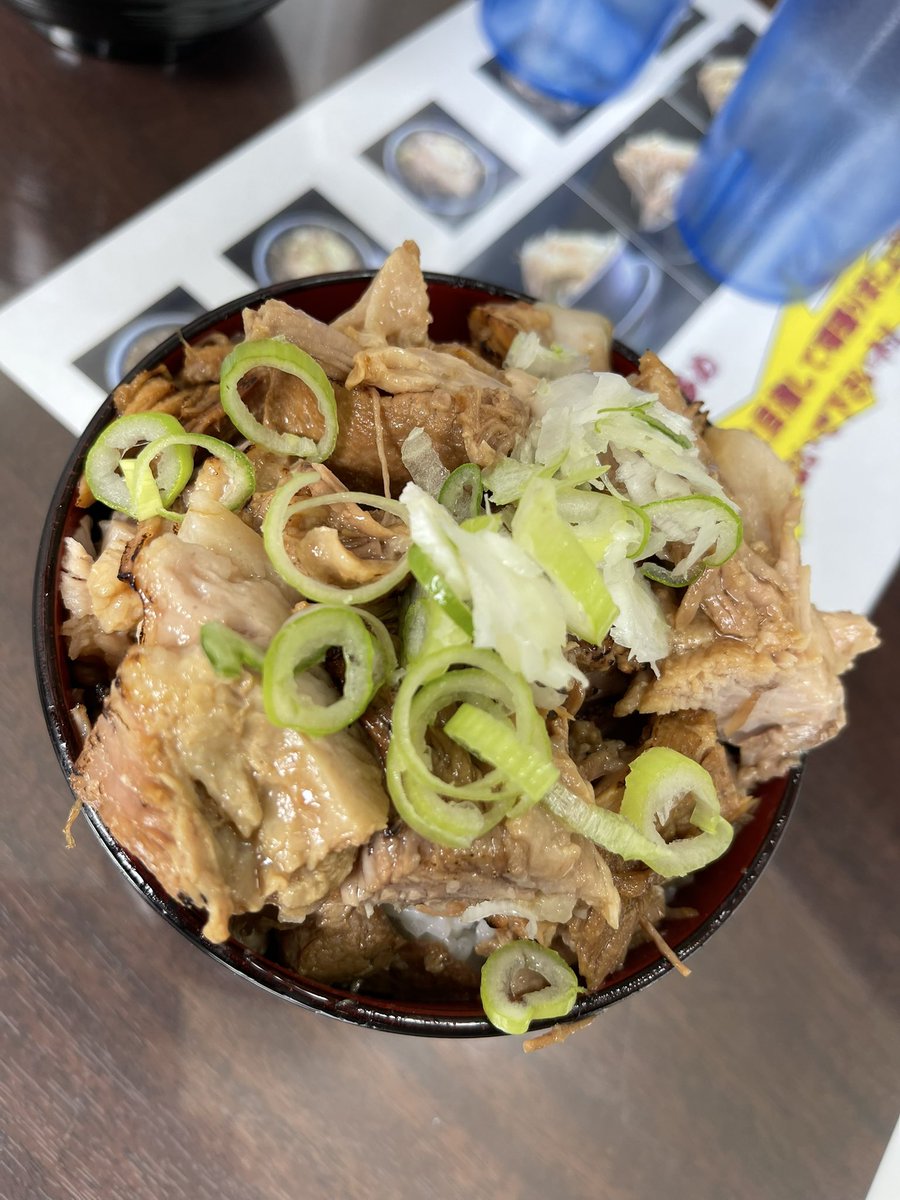 J14106's tweet photo. ラーメン富次郎　笠間友部店
昨晩から何も食べてないので調子に乗って、
中華そば400g とミニチャーシュー丼を注文。いつもと変わらず激ウマでしたが食べきれずミニチャーシュー丼をパックいただき持ち帰らせていただきました🙇次回より気をつけます🙏マスターお心遣い感謝です😊飴もいただき感謝🙇 https://t.co/bAl0UToI0c