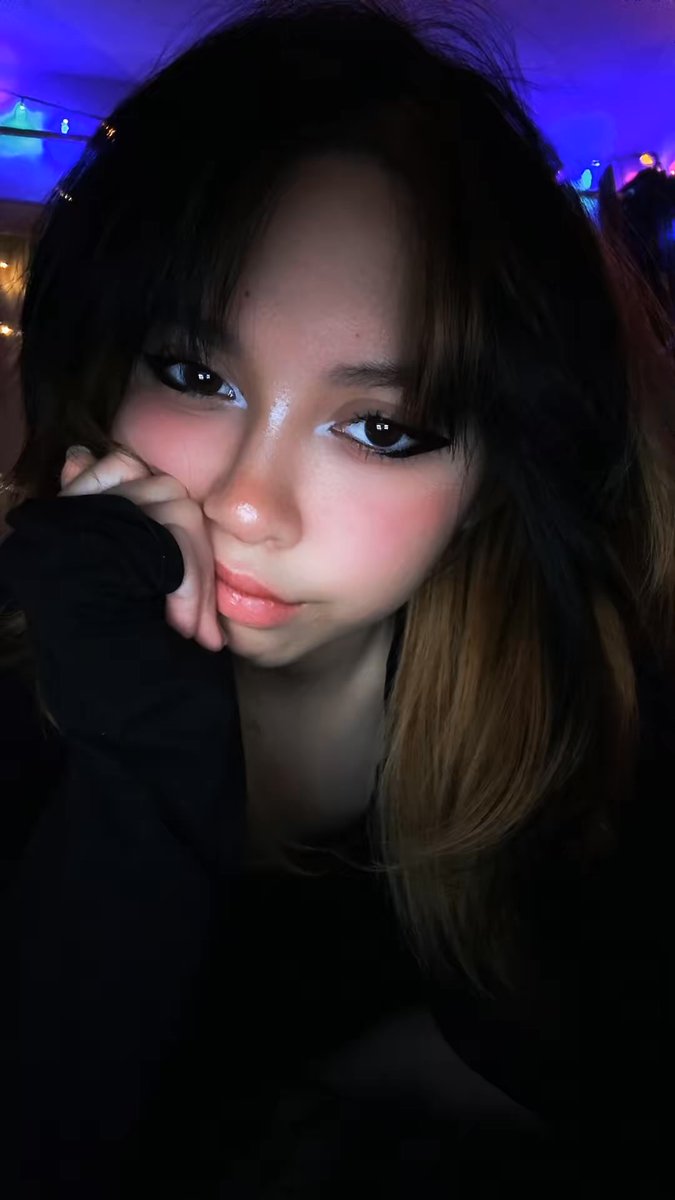 B Angelica tweet media