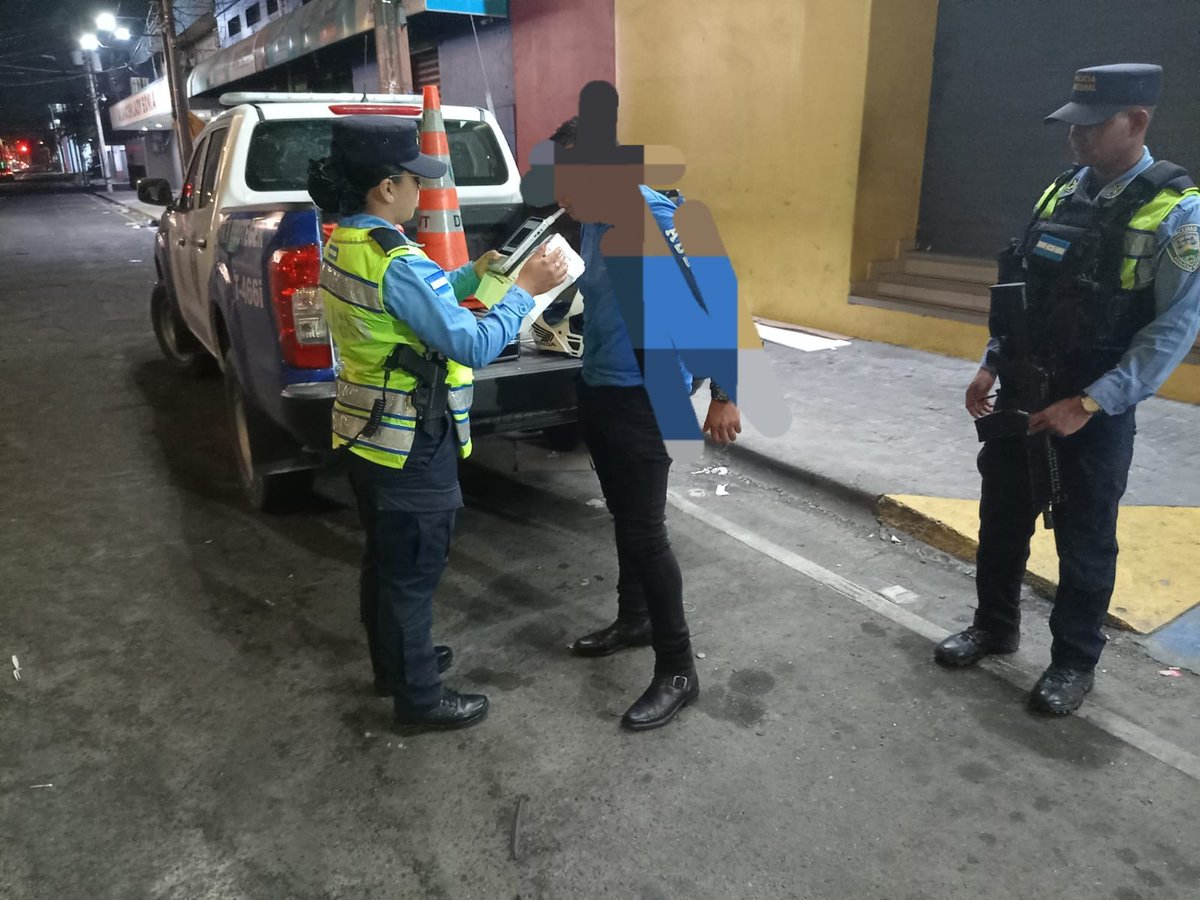 🚨 **Operativos enfocados en el cumplimiento de la Matriz Operacional Estratégica para la reducción de siniestros viales y controles de alcoholemia** 🚨

La Jefatura Regional de Vialidad y Transporte SPS, en el sector del Barrio El Centro, a la altura de  5 avenida y 4 calle .