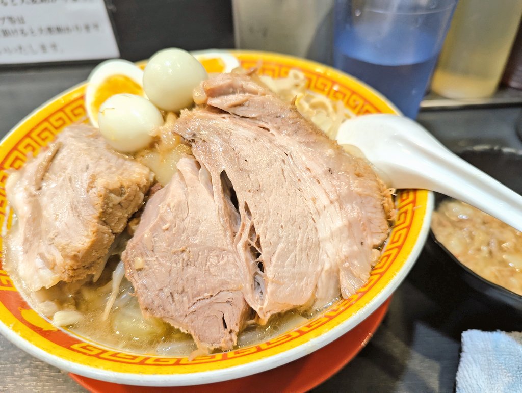 えどもんど 西日暮里店
ラーメン(250g)+豚券

🇹🇭で徳を積んで来たのに勝てん月曜ランチ凸

 カネシとスープのバランスが良き乳化スープうま😎
生姜酢で味変してみ(ry
食べ応えMAXボキボキ麺からのデカ豚2枚で超腹パン

端席で話せず🙏明日ジャグラーの日頑張って下さい🤣
 #えどもんど  #ラーメン