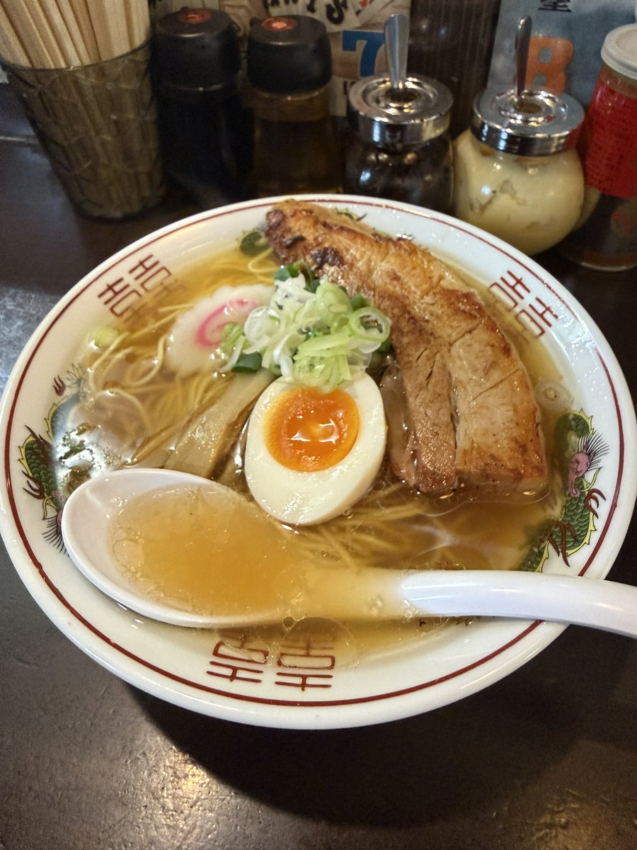 麺や横丁 縁日
横丁ラーメン
￥980

★★★☆☆
スープとチャーシューが俺には塩っぱかった…