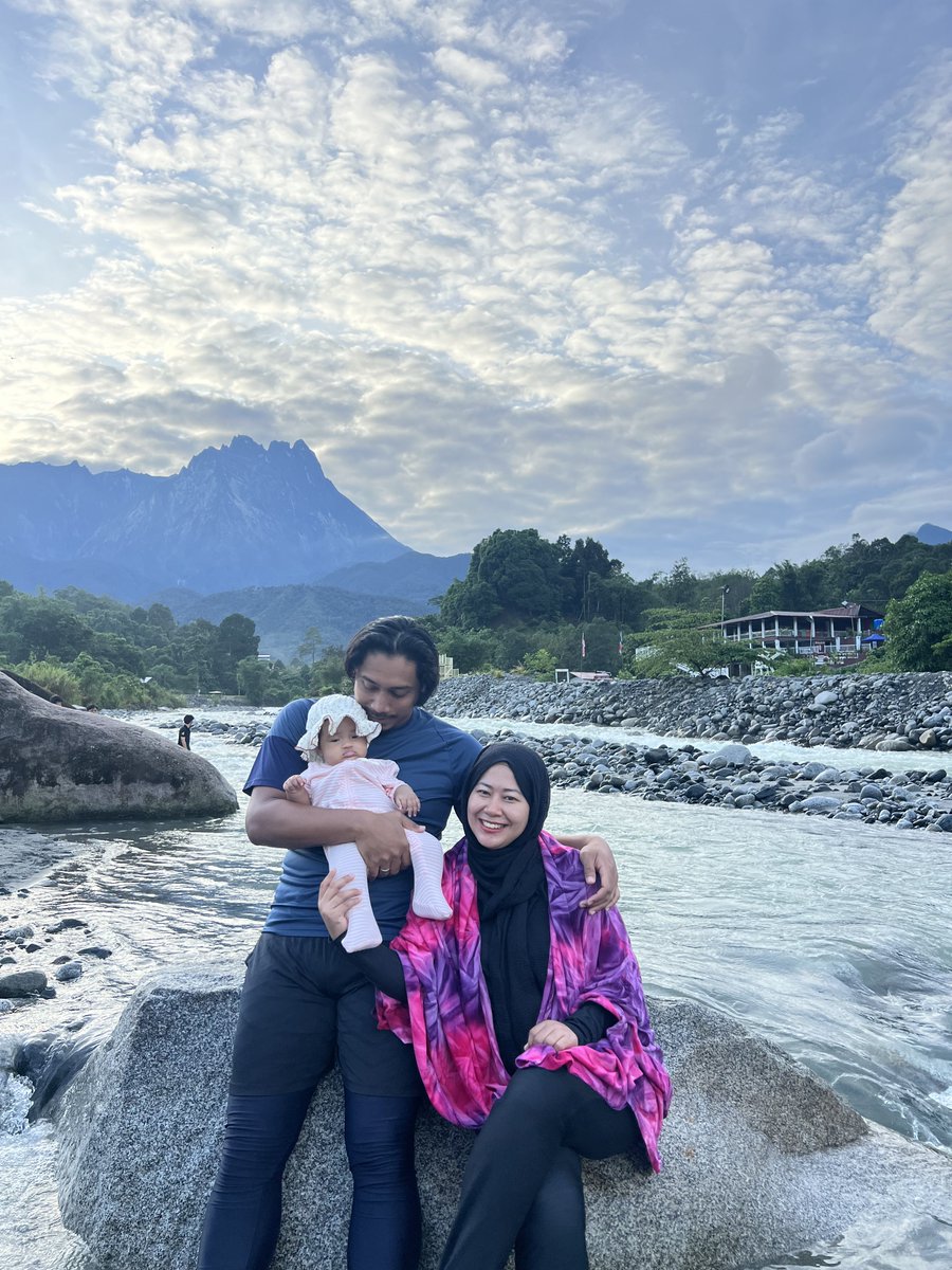 ctjamil92's tweet photo. 3 tahun di Sabah dan masih rasa tempat paling best di Sabah adalah mandi sungai view Gunung Kinabalu. 

I tengok rata-rata pakej tak bawak datang sini. You all datang lah sendiri, singgah je sebelum ke Kundasang. Air yang sangat jernih dan ada kawasan landai untuk anak kecil 🏔️🌊 https://t.co/J5WTmtDAV4