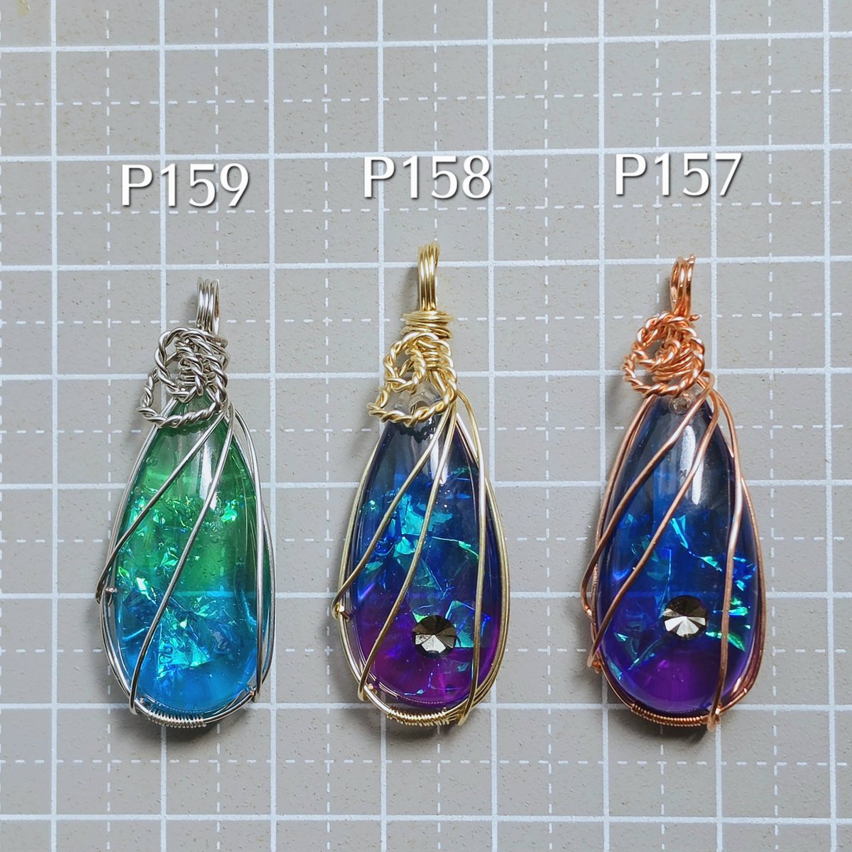 chunnrin's tweet photo. メルカリshops「ちゅん工房」に、
「精霊の守り　レジン✕ワイヤー　ネックレス」を3点追加しました！

https://t.co/aWbxvOAJno

#レジン #ファンタジー #ハンドメイドアクセサリー #レジンネックレス #ワイヤーアクセサリー https://t.co/bVM7qBmTD3
