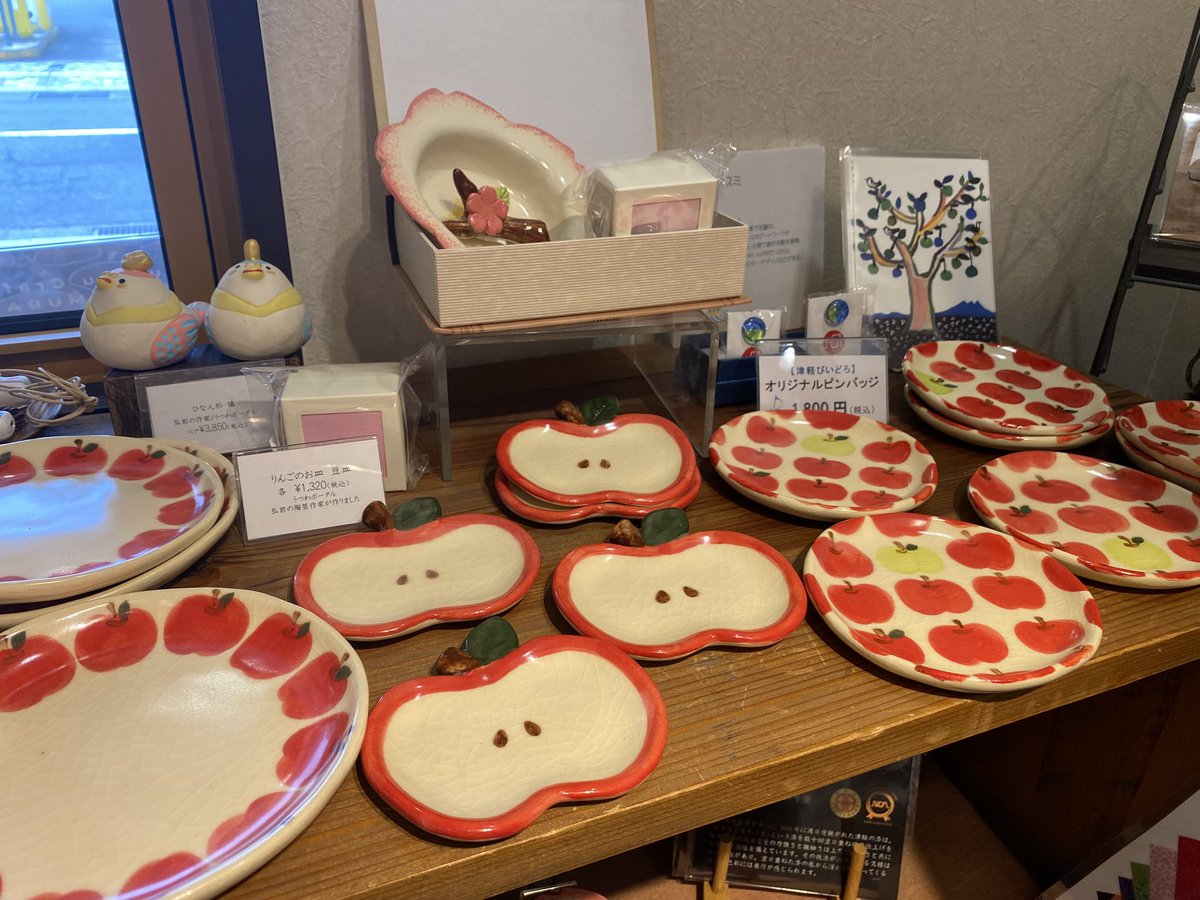 りんごのお皿🍎再入荷✨ 全て手描きのりんご🍎が愛くるしいお皿です