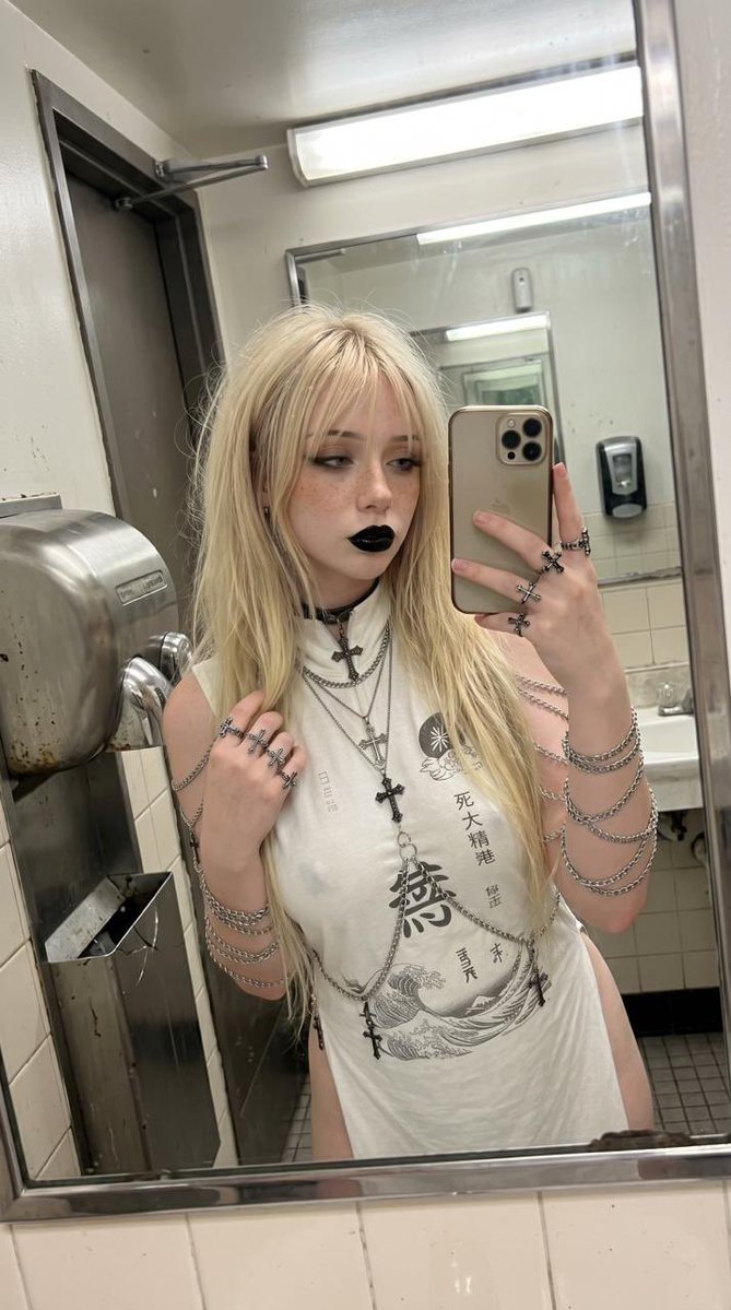 Goth Girl Anna tweet media