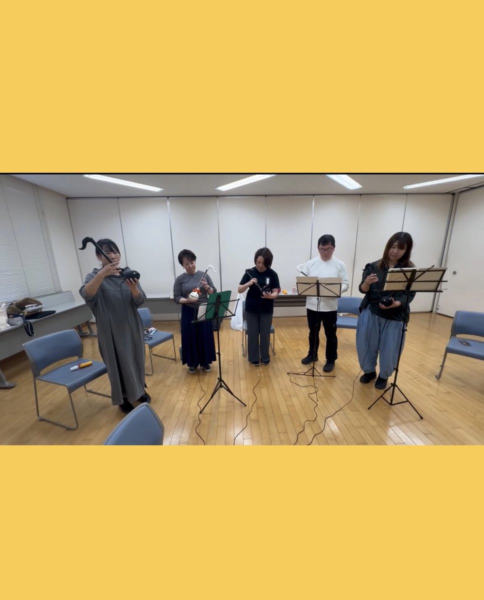 asb_since1980's tweet photo. 通常練習の前に「親子でわくわくコンサート」に向けた余興プログラムの練習。
毎年、全体合奏とは別にちょっとした余興企画を取り入れており、
一昨年はリコーダー、昨年はウクレレ、そして今年は…オタマトーンです🎶

#朝霞市　#吹奏楽 https://t.co/MOoH13VHRF