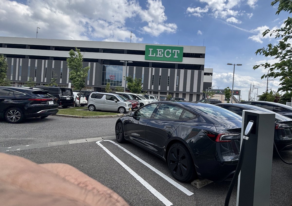 taktsla's tweet image. 広島SCチェックイン📌
大きいモールにあるアーバンタイプでした。
8台あり低速ですが買い物との相性は良いですね！
ただ若干停めにくいところにあり。
出がけにアルファードがテスラの間に駐車💦
#tesla #SC