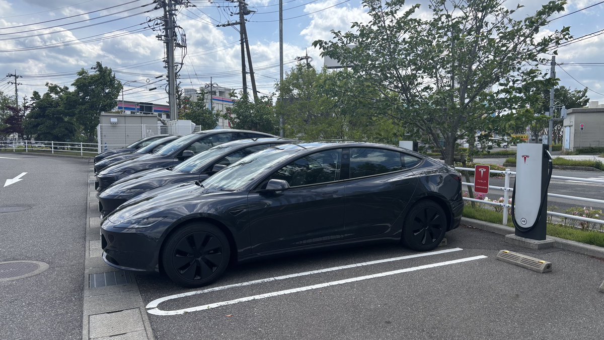 taktsla's tweet image. 広島SCチェックイン📌
大きいモールにあるアーバンタイプでした。
8台あり低速ですが買い物との相性は良いですね！
ただ若干停めにくいところにあり。
出がけにアルファードがテスラの間に駐車💦
#tesla #SC