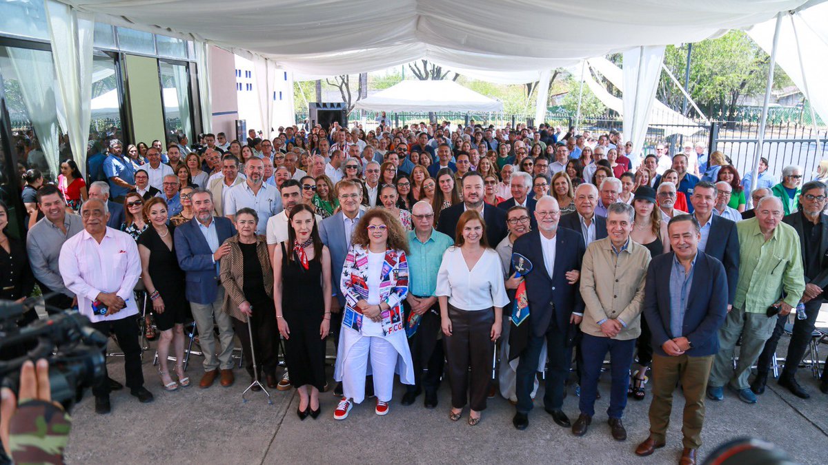 tonatiuhbp's tweet photo. En el @STAUdeG, atestigüé que su auditorio lleva ya el nombre del Lic. Raúl Padilla López. Más tarde, en el Paraninfo Enrique Díaz de León, participé en el homenaje a su natalicio 72, a tres años de su partida. Lo tengo presente: su legado educativo sigue vivo para miles de jóvenes a través de la Red Universitaria. @udg_oficial