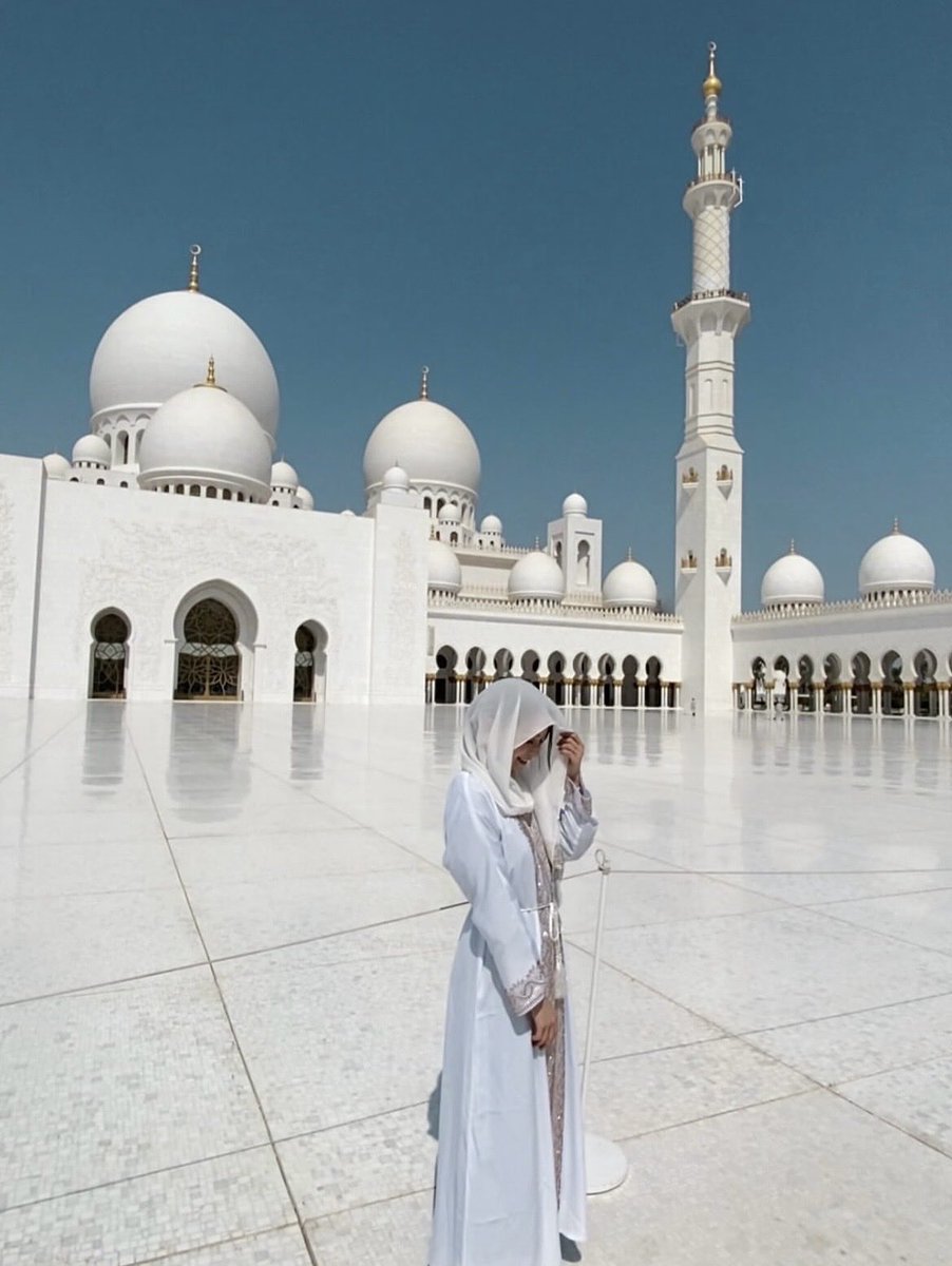 nature_trip_'s tweet photo. トランジットでアブダビ🇦🇪

シェイク•ザイード•グランド•モスク
青空に真っ白な大理石が映えてすごく綺麗だった！

アバヤも着れて大満足◎
肌の露出に厳しくて、少し透けてるって怒られて、40度越えの灼熱の中、アバヤの下にジャンパー着てます🧥笑 https://t.co/Dtt1cgvedY