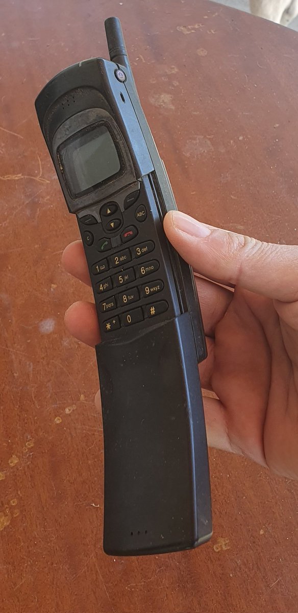 netplayerTwit's tweet image. Σε διαδικασία αποσύνδεσης από το #Matrix #nokia #8110i
