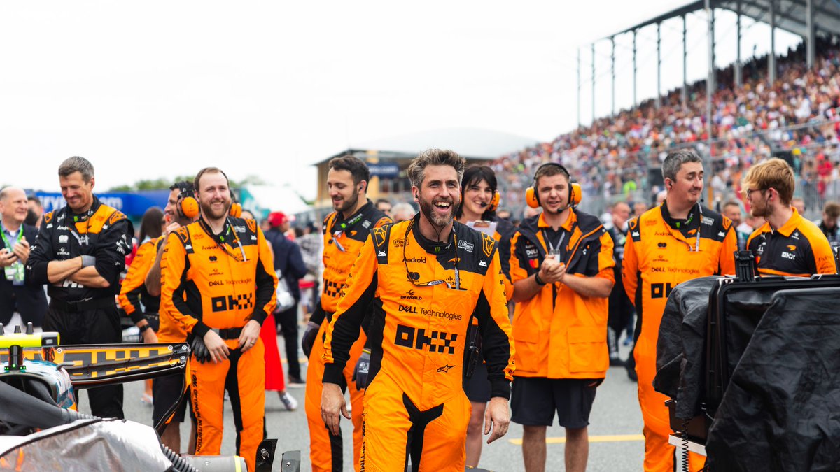 McLarenF1's tweet photo. It takes a team 👏🧡

#McLarenF1 | #MiamiGP 🌴 https://t.co/zB8T0IizZd