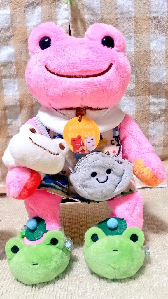 Depa99129587's tweet photo. 今年のGWは雨ばかり(泣)
予定が無くなったので久々の手芸チャレンジ😆セリアのパーカーをアレンジして 
この前の🐸ガチャを靴に‥‥。やはり履き物にするのは
ムズい😓冬のルーム
シューズになってしまった😅どっちも縫い方、雑い
けど 久々に楽しかったからヨシとする😆👍 https://t.co/xk9oyakJML