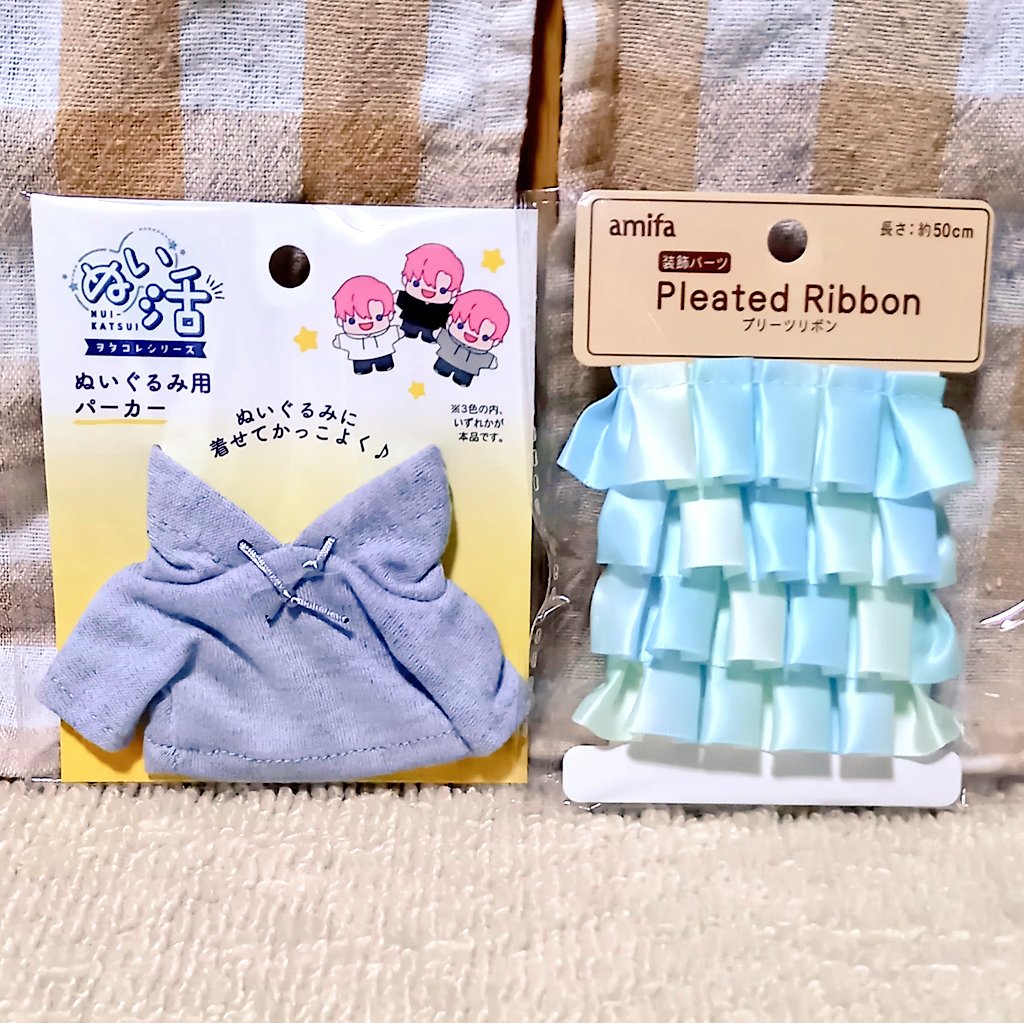 Depa99129587's tweet photo. 今年のGWは雨ばかり(泣)
予定が無くなったので久々の手芸チャレンジ😆セリアのパーカーをアレンジして 
この前の🐸ガチャを靴に‥‥。やはり履き物にするのは
ムズい😓冬のルーム
シューズになってしまった😅どっちも縫い方、雑い
けど 久々に楽しかったからヨシとする😆👍 https://t.co/xk9oyakJML