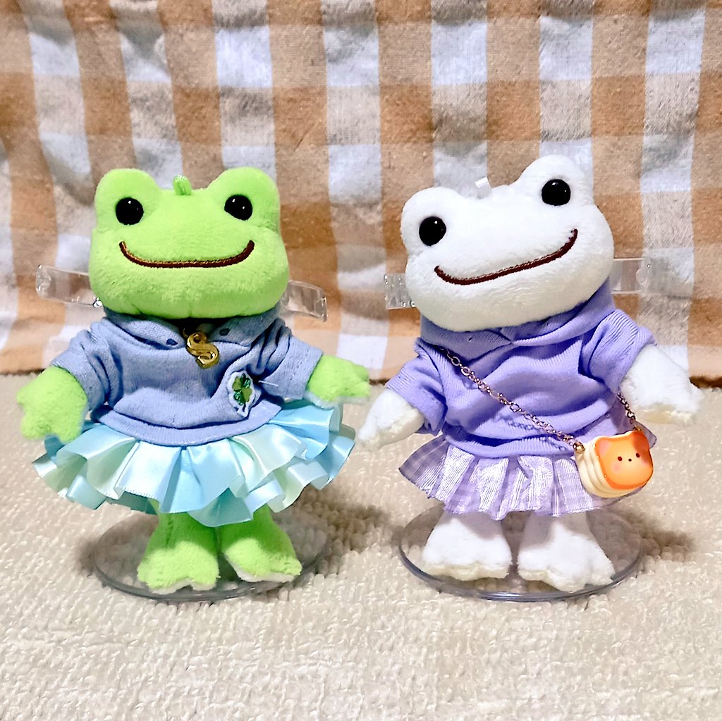 Depa99129587's tweet photo. 今年のGWは雨ばかり(泣)
予定が無くなったので久々の手芸チャレンジ😆セリアのパーカーをアレンジして 
この前の🐸ガチャを靴に‥‥。やはり履き物にするのは
ムズい😓冬のルーム
シューズになってしまった😅どっちも縫い方、雑い
けど 久々に楽しかったからヨシとする😆👍 https://t.co/xk9oyakJML