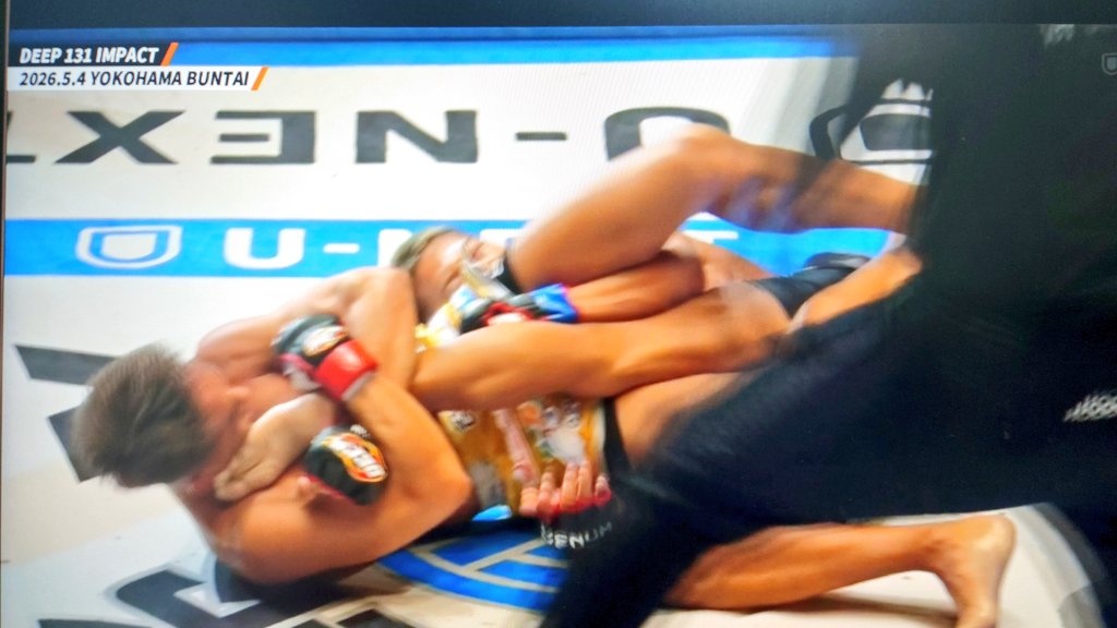 mizuneko_MMA's tweet photo. へ？？？？？

力也選手がずっとフロントチョークで攻めてると思ったら⋯

一瞬で膝十字を極めた🔥🔥🔥🔥速ええええ！！！！

さすが村本チャンピオン🏆️圧巻の防衛だ！！

🎗️🗡️#DEEP_25th_Anniversary🗡️🎗️
#村元友太郎vs力也
#総合格闘技
#MMA https://t.co/zA6JxRlMBY