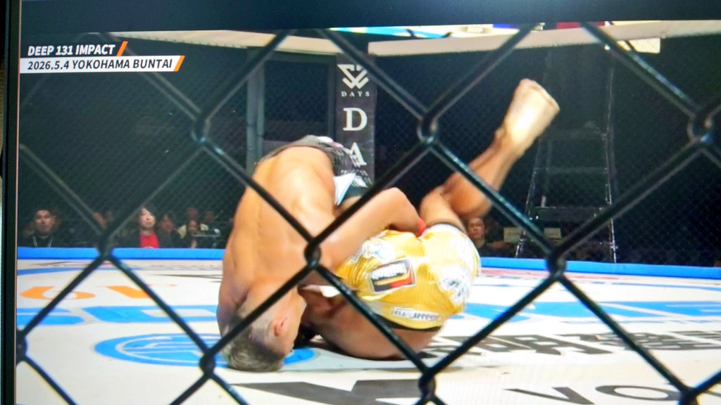 mizuneko_MMA's tweet photo. へ？？？？？

力也選手がずっとフロントチョークで攻めてると思ったら⋯

一瞬で膝十字を極めた🔥🔥🔥🔥速ええええ！！！！

さすが村本チャンピオン🏆️圧巻の防衛だ！！

🎗️🗡️#DEEP_25th_Anniversary🗡️🎗️
#村元友太郎vs力也
#総合格闘技
#MMA https://t.co/zA6JxRlMBY