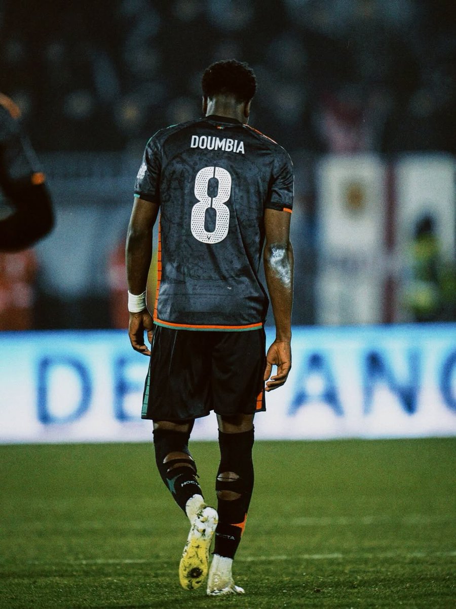 Segundo a imprensa italiana, o Benfica está no mercado pelo médio centro italiano Issa Doumbia.

O Doumbia é de origem costamarfinense, tem 22 anos (em Outubro faz 23), uma compleição física imponente, com 1.87m, e joga no Venezia desde 2024/25. Antes disso, jogou no AlbinoLeffe