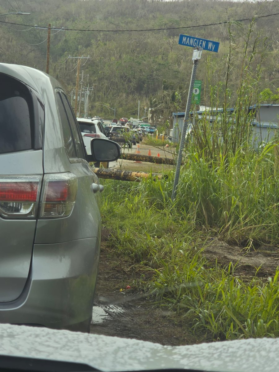 marianastoken's tweet image. The lines for Water and Ice. #marianas #cnmi #relief #sinlaku