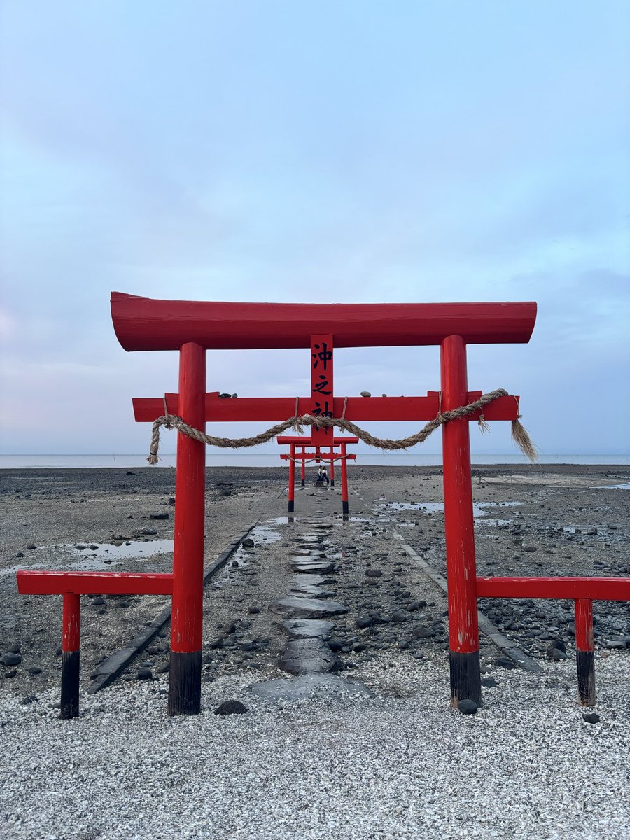 大魚神社の海中鳥居に来ました！ 綺麗な夕空と鳥居が相まってとても