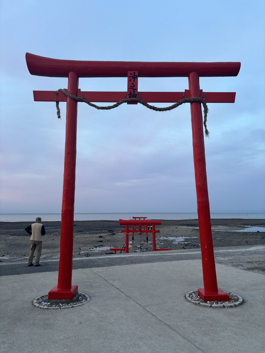 大魚神社の海中鳥居に来ました！ 綺麗な夕空と鳥居が相まってとても